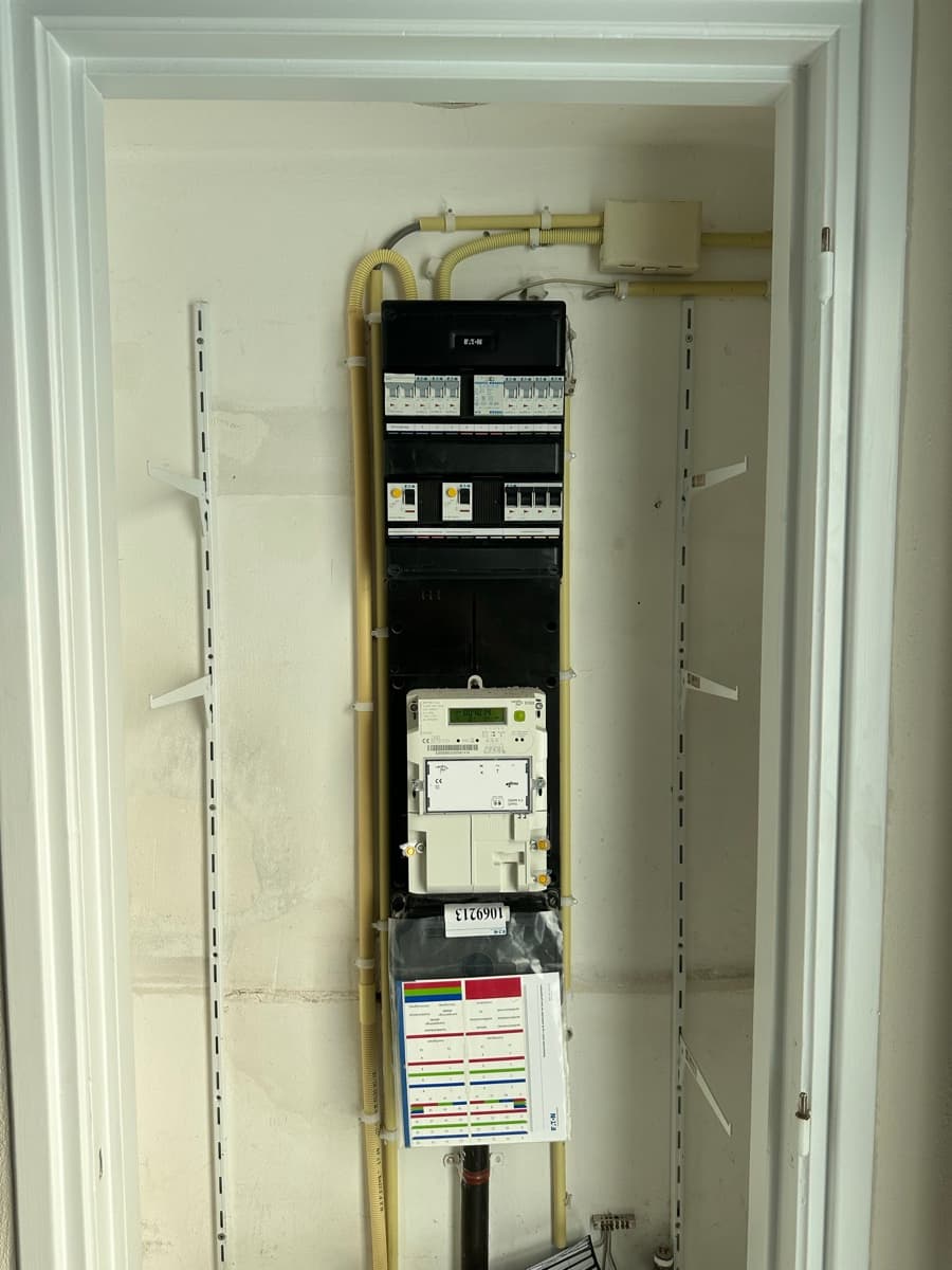 Afgeronde groepenkast-installatie