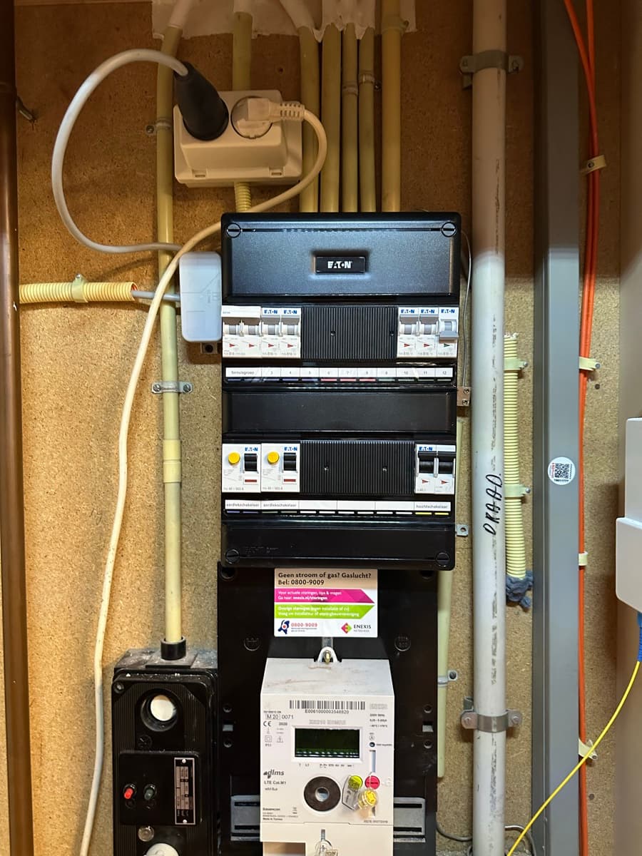 Afgeronde groepenkast-installatie