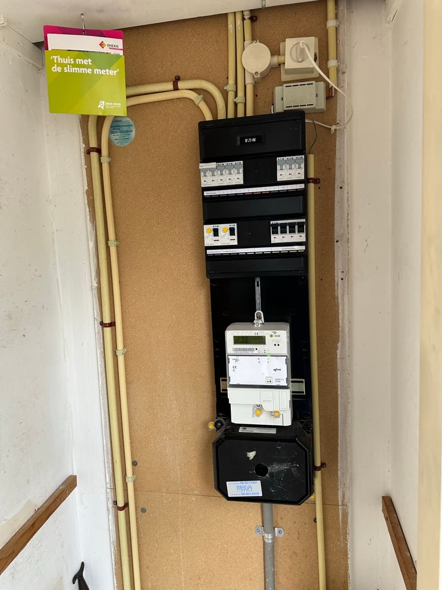 Afgeronde groepenkast-installatie